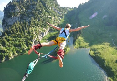 江苏体彩：银河战舰的船长游戏，皇马帅位何以成为最危险职位？